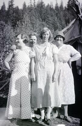 Dorothy (Healey) Benson, Ida May Headridge and two women on a beach
