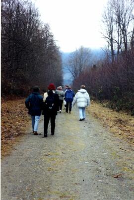 Group walking səmiq̓ʷəʔelə/Riverview site