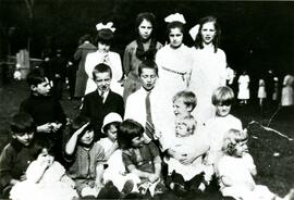 Children at a picnic at the Booth Farm