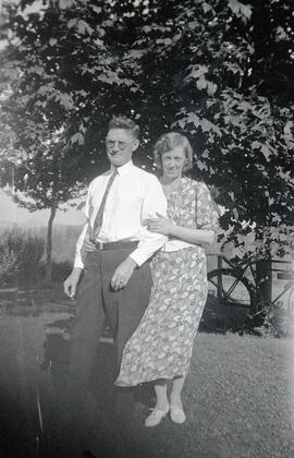 William Headridge and Ida May Headridge standing in a yard