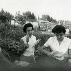 Jeanette and Helen Coté