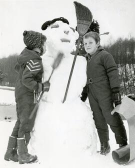 Children with snowman