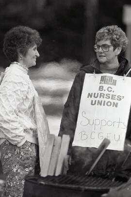 Pickets up in front of Hawthorne Lodge