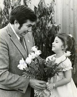 Mayor Tonn recieves flowers from child