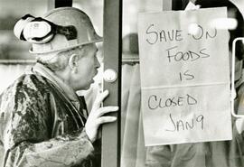 Worker enters Save-On-Foods in Coquitlam after the store was closed abruptly on Wednesday (Myra's Story)